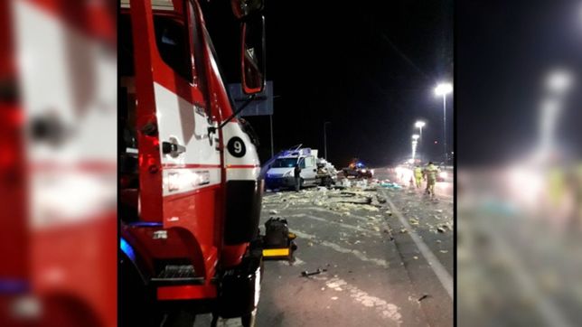 un camion perdio la carga, cubrio la autopista de pescados y causo un choque multiple