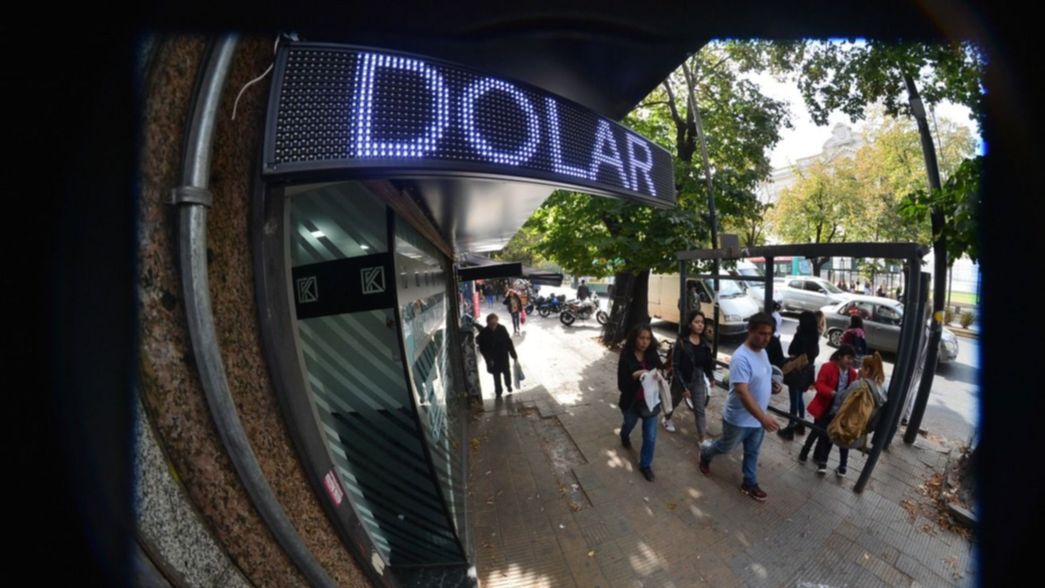 En un lunes negro, el dólar se disparó se vende a 46 pesos
