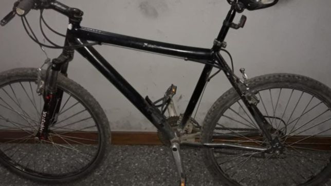 robo una bicicleta todo terreno y lo detuvieron cuando quiso esconderse en una casa