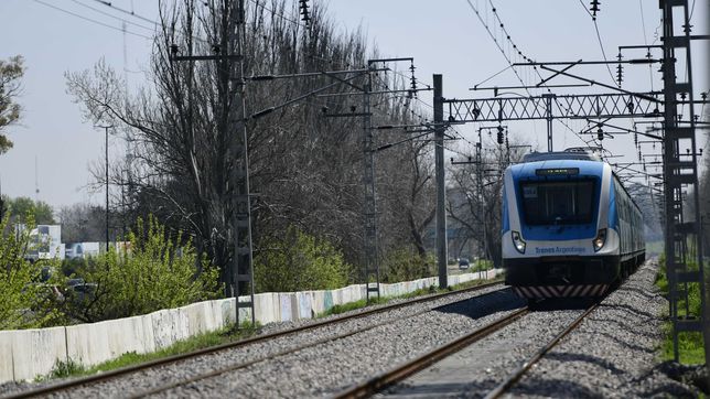 suspenden las obras en las vias del tren roca por las lluvias y este domingo habra servicios con normalidad