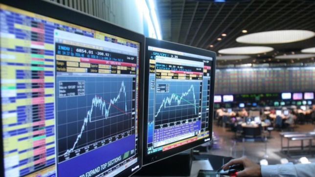 caen los bonos argentinos un 12% tras la victoria de javier milei en las paso