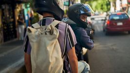 violento ataque de ladrones con mochila de rappi a un conductor de uber moto violento ataque de ladrones con mochila de rappi a un conductor de uber moto