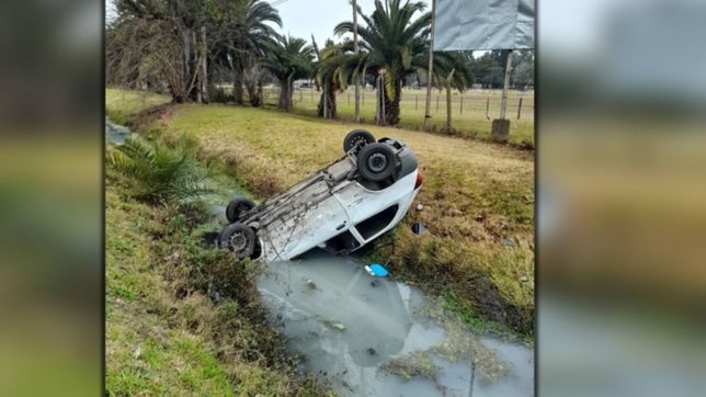 espectacular choque y vuelco en camino centenario termino con un auto en una zanja
