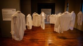 exhiben la muestra descamisadas en el centro cultural islas malvinas