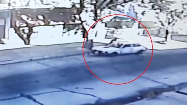 video: forzo la puerta de un auto estacionado y se lo robo