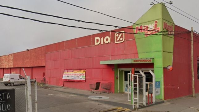 armados, con las caras tapadas y a los gritos, robaron el supermercado dia% de avenida 122