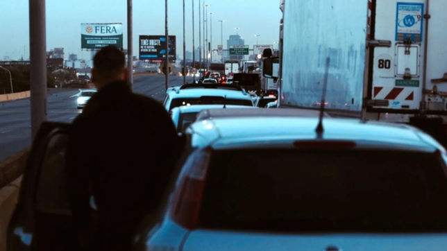 murio un motociclista al chocar contra un camion en la autopista la plata-buenos aires