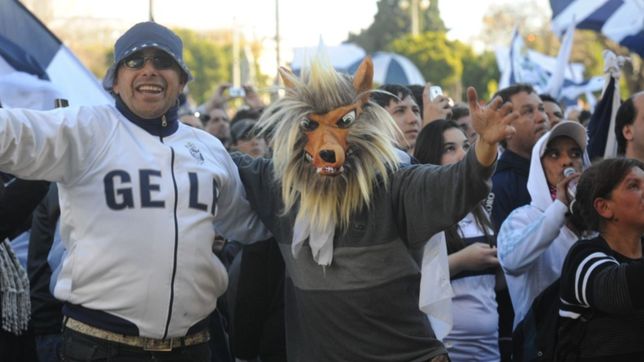 nadie se quiere perder la final y un fanatico tripero viaja a pie... ¡hasta mendoza!