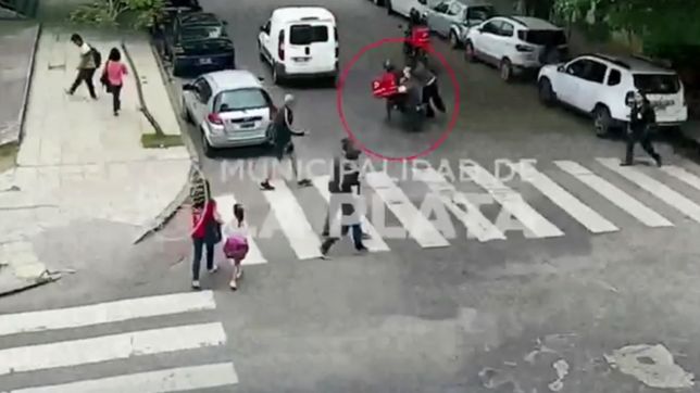 video: cruzaba la calle en pleno centro y fue atropellado por un delivery de pedidos ya