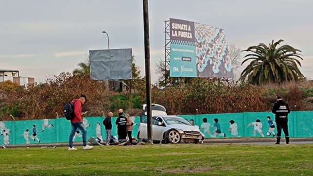 un auto perdio el control al tomar una curva en la plata y se estrello contra un poste
