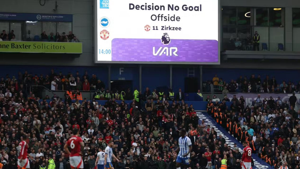 A Garnacho le anularon un gol por culpa de un compañero y el Manchester United perdió
