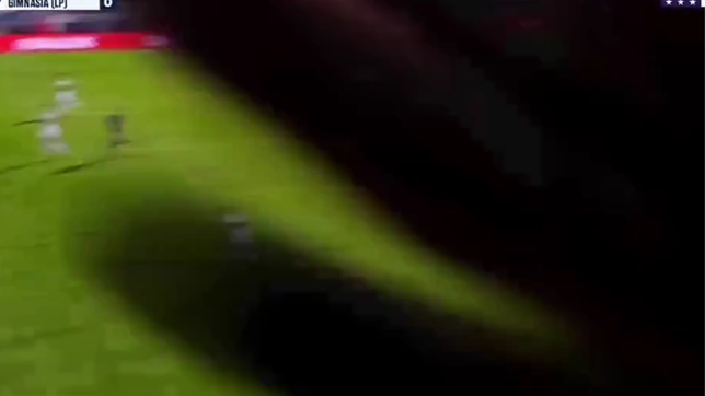 el insolito momento en medio del partido de gimnasia: un hincha agarro la camara y corto la transmision
