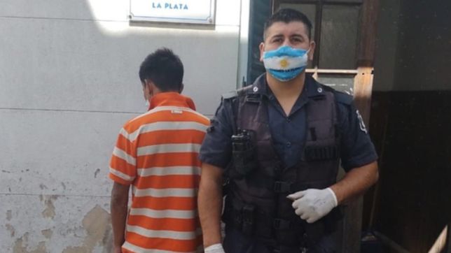 le robaron la moto, se cruzo al ladron, lo detuvo con los amigos y lo entrego a la policia