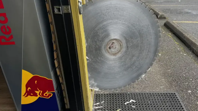 video: por apenas segundos, un hombre se salvo de ser cortado por una enorme sierra