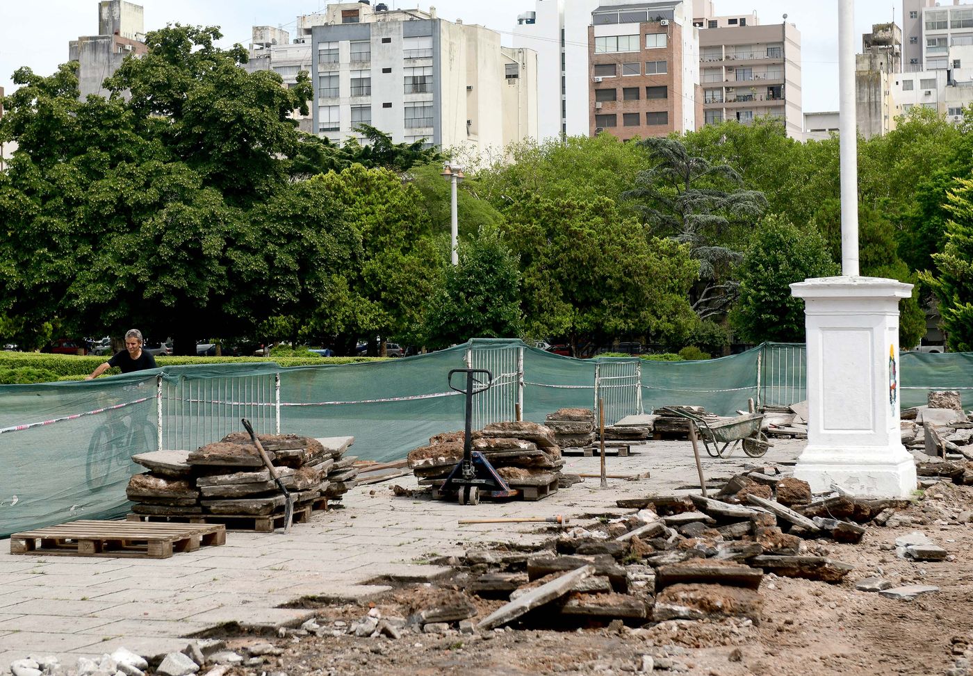 Comenzaron las obras para recuperar el playón de estacionamiento de Plaza Moreno. Comenzaron las obras para recuperar el playón de estacionamiento de Plaza Moreno.