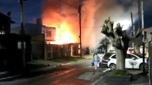 video: asi fue el impresionante incendio de una casa que dejo a una familia en la calle