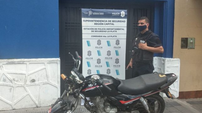 motochorros al acecho en la loma: atacaron a una joven de 25 anos para robarle el celular
