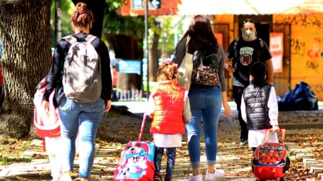 la historia de las familias que sufren el cierre de las aulas pero que apoyan la medida