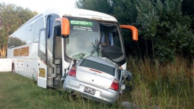 un muerto en un violento choque frontal entre un colectivo y un auto que venia a la plata