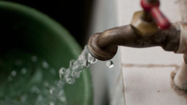 un vecino de villa castells exploto contra absa: sale limonada de la canilla de mi casa