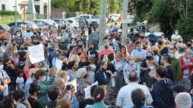 inseguridad: la reunion de villa elisa termino con vecinos indignados y un corte de calles