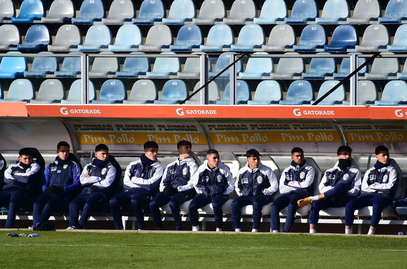 Amistoso Gimnasia banco suplentes Bosque.jpg