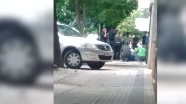 susto en la plata: un hombre se descompenso en el centro y le salvaron la vida
