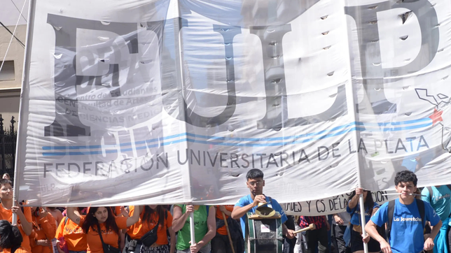 estudiantes y docentes marchan por cristina: ¿que pasa con las clases de la unlp?