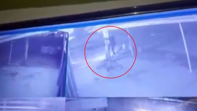 video: llego en bicicleta, se trepo a una columna y robo un reflector de un comercio
