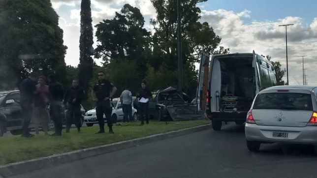 grave choque: se despisto en pleno camino centenario y termino incrustado en una columna