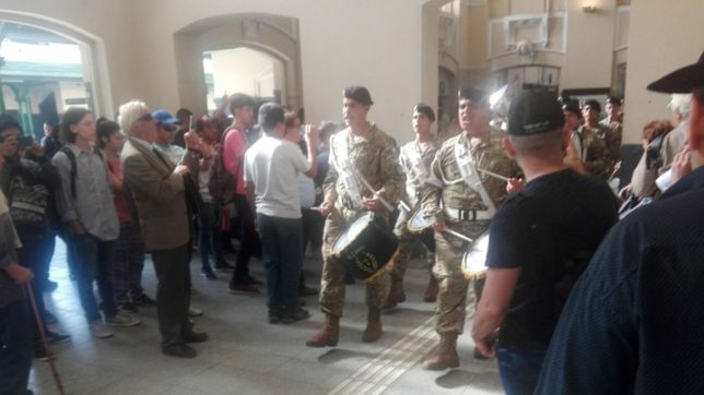 emocionante: la banda del 7° regimiento del ejercito toco la marcha de malvinas en el roca