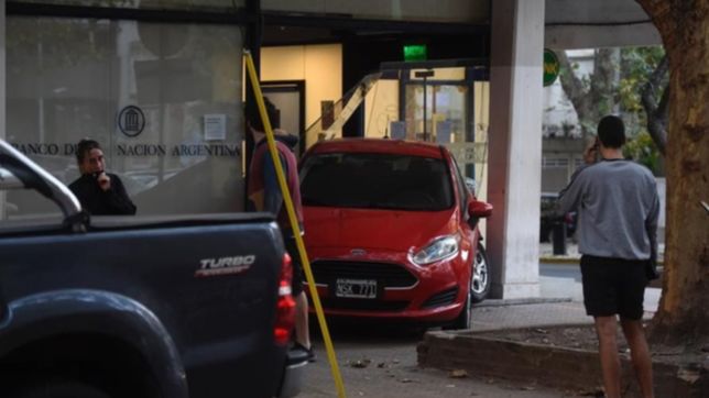espectacular choque en la plata: perdio el control del auto y se incrusto en el cajero de 2 y 60
