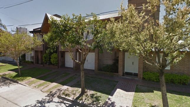 cinco ladrones armados la golpearon en la puerta de su casa y escaparon con su auto