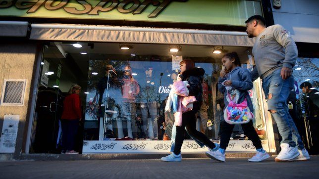 un preocupante informe muestra que las ventas minoristas cayeron mas del 20% en junio