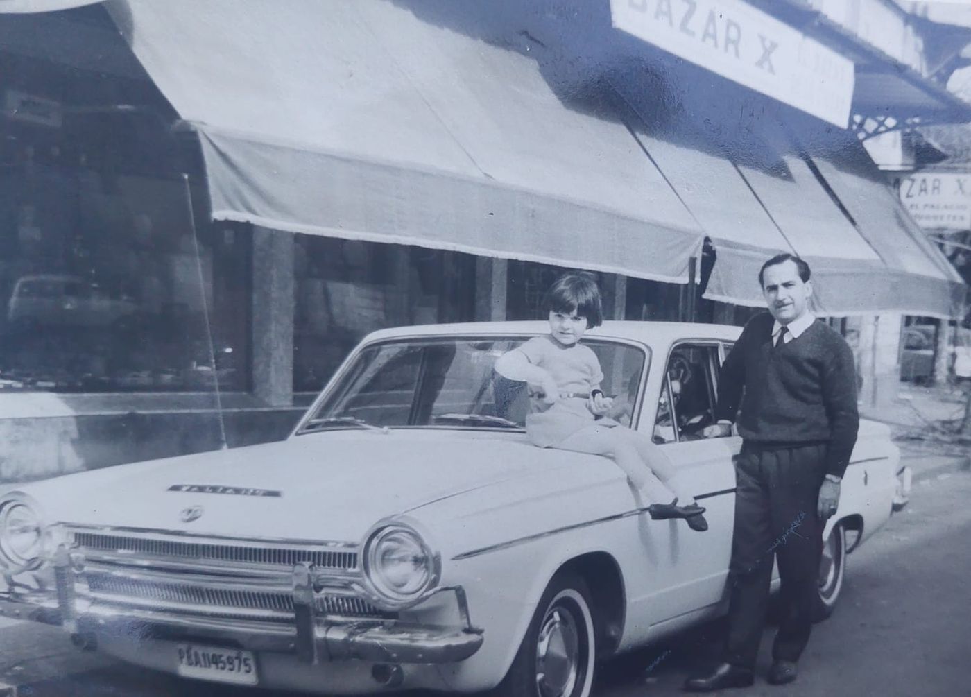 Félix Sancha y su hija Inés, el día que compró su Valiant y lo estacionó en la vereda de su negocio. 