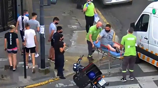 video: tras un choque en pleno centro de la plata, dos hombres casi terminan a las pinas