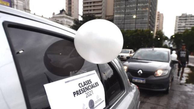 video: padres de alumnos de la plata realizaron un bocinazo por las clases presenciales