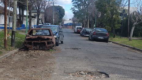 Vecinos de Tolosa denuncian un cementerio de autos que obstruye el paso y genera basura en la zona