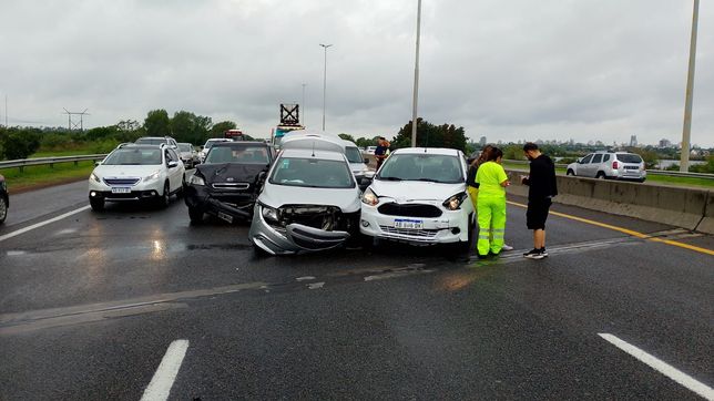 cuatro heridos tras un choque multiple en la autopista la plata-buenos aires