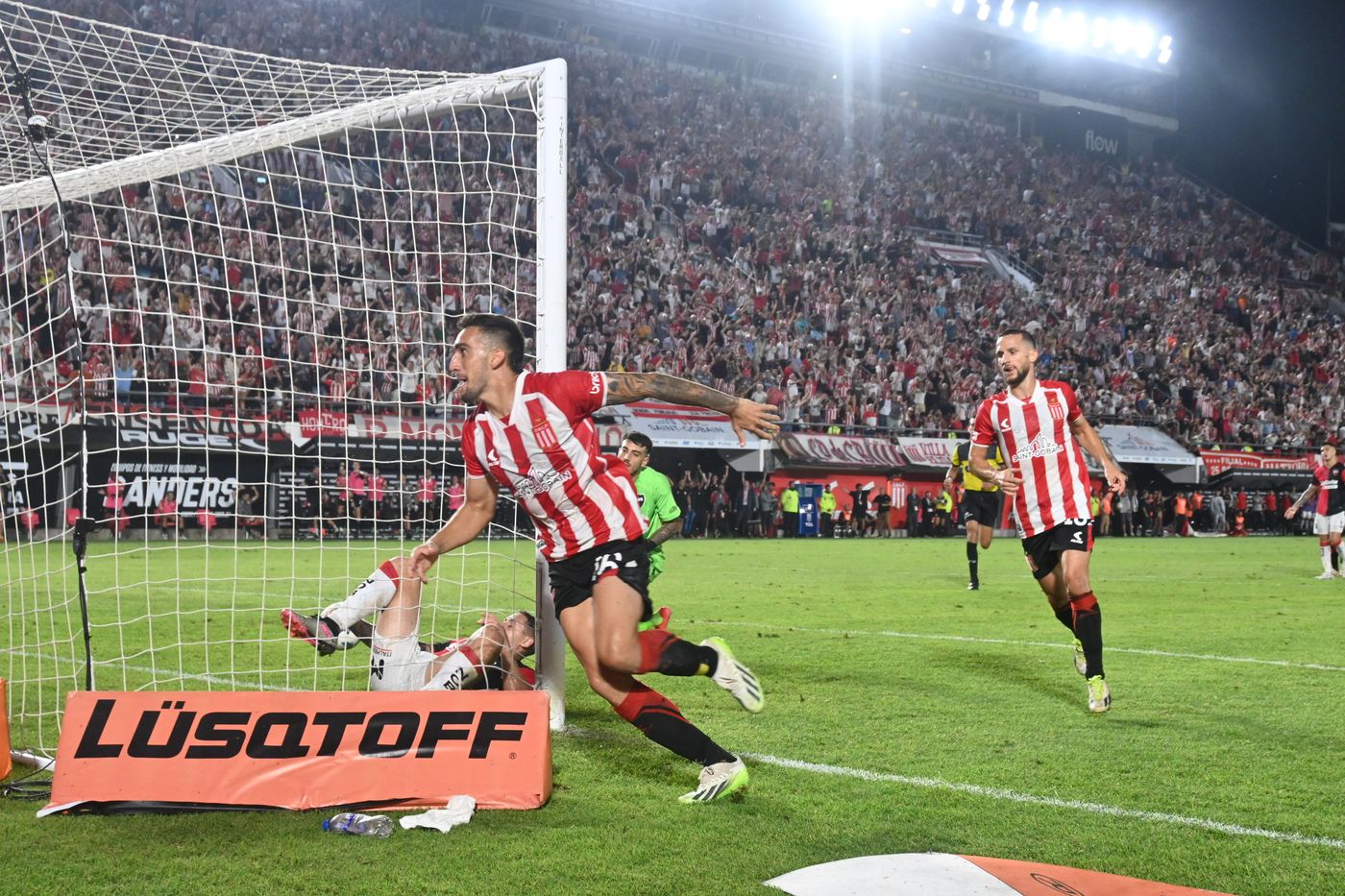 Estudiantes Newells gol mendez 2.JPG