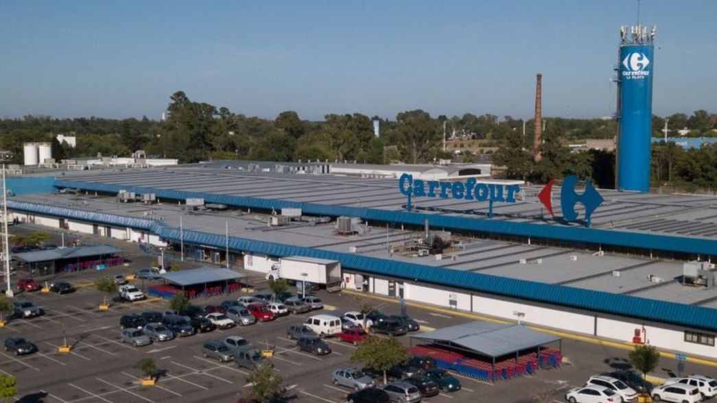 Intentaron robar unas zapatillas en Carrefour y los atraparon infraganti