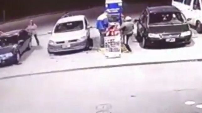 video: en menos de un minuto, asaltaron a cinco personas y escaparon en un auto robado
