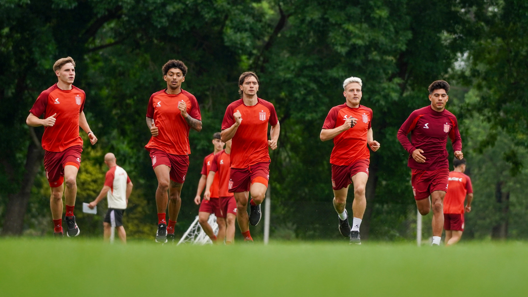 Estudiantes vuelve a los entrenamientos con esperados regresos antes del clásico