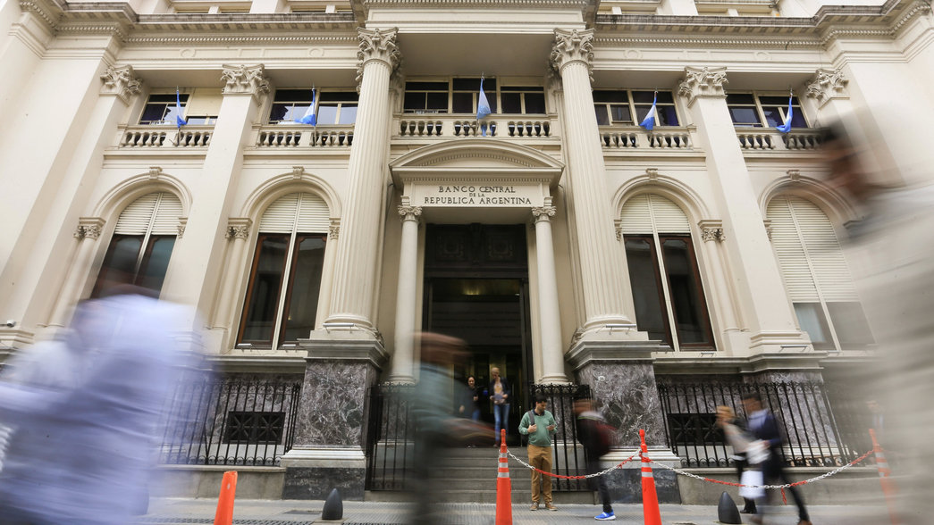 El Banco Central bajó la tasa de referencia y liberó el interés de los plazos fijos