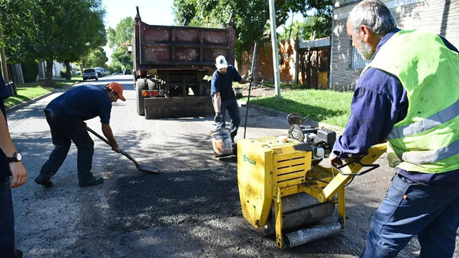 encaran un plan para tapar baches en 5.400 cuadras en los barrios de la plata