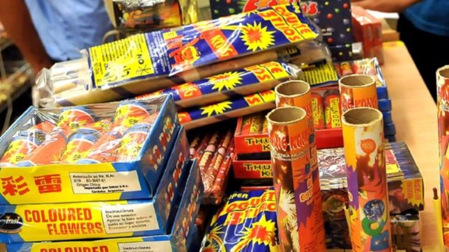 agentes de la municipalidad salen a la calle para erradicar la venta ambulante de pirotecnia