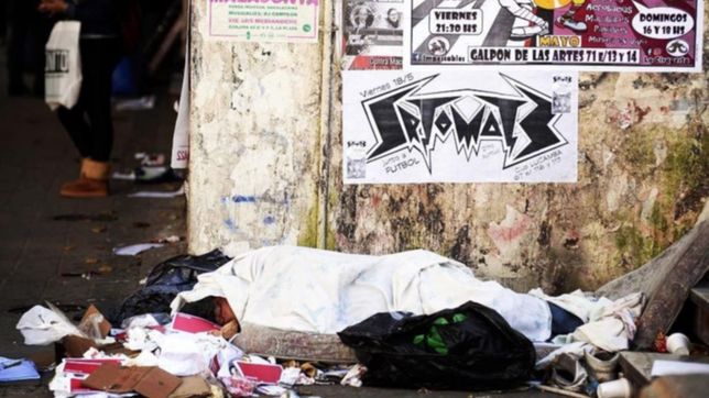 encontraron muerto a un hombre en situacion de calle que dormia sobre bolsas de basura