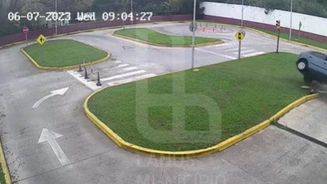 video: una mujer se puso nerviosa durante un examen de manejo y termino volcando