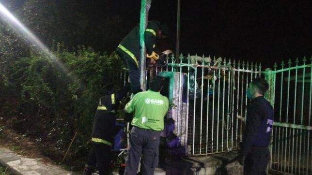 intento robar en una casa de la plata, se engancho con las rejas del porton y termino detenido