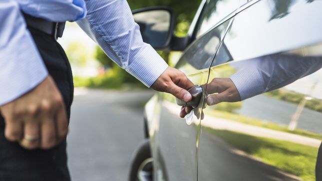 mas de la mitad de los conductores cambia las polizas de seguros de autos a las mas economicas